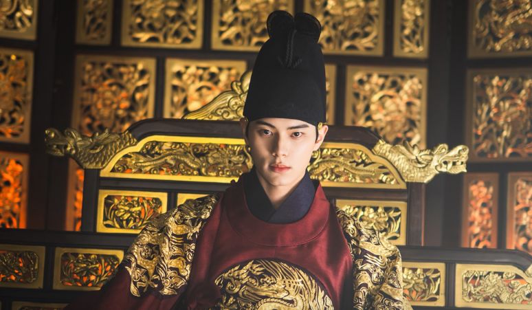 Lee-Chae-Min-Belajar-Naik-Kuda-Demi-Perannya-di-Drama-Bon-Appetit-Your-Majesty