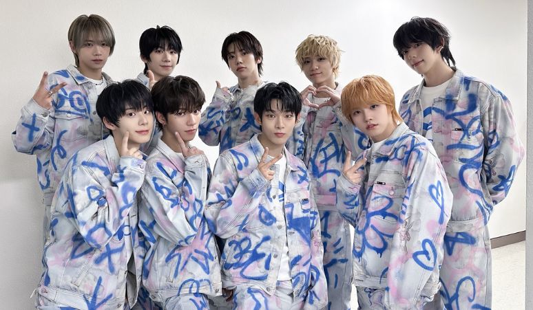 Rayakan-Debut-Boy-Grup-AHOF-Pakai-Frame-Eventnya-di-Selfie-Time