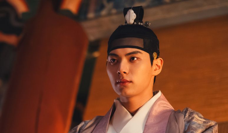 Lee-Chae-Min-Latihan-Bela-Diri-dan-Pedang-untuk-Adegan-Aksi-di-Drama-Bon-Appetit-Your-Majesty