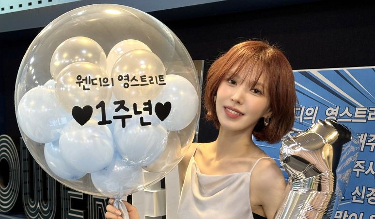 Wendy-Red-Velvet-Rayakan-1-Tahun-Jadi-DJ-Radio-Wendys-Young-Street