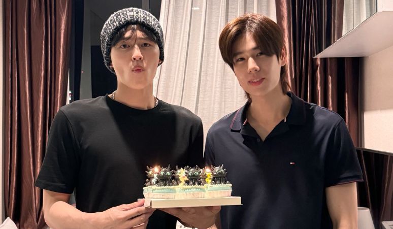 Rayakan-Debut-Anniversary-Pond-dan-Phuwin-Pakai-Frame-Eventnya-di-Selfie-Time