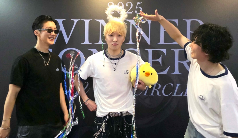 frame-road-to-winner-concert-selfie-time