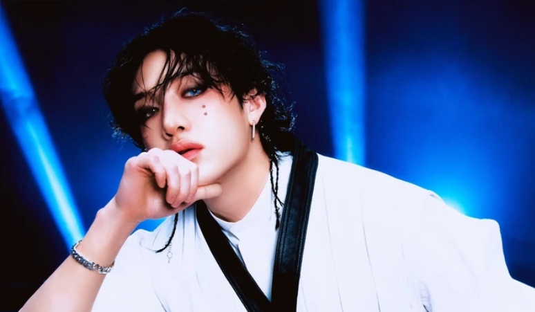 bang-chan-stray-kids-birthday-selfie-time