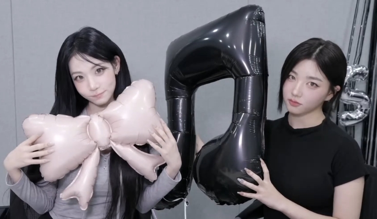 nakyoung-sohyun-triples-birthday-event-selfie-time