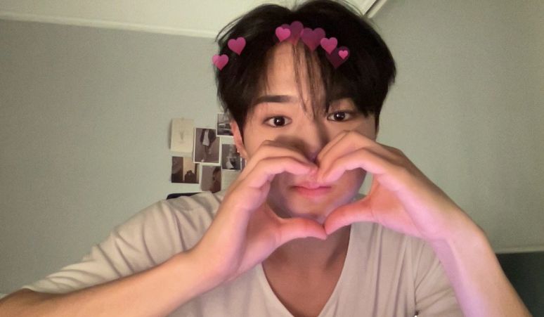 Rayakan-Ulang-Tahun-Kim-Junseo-WEi-Pakai-Frame-Eventnya-di-Selfie-Time