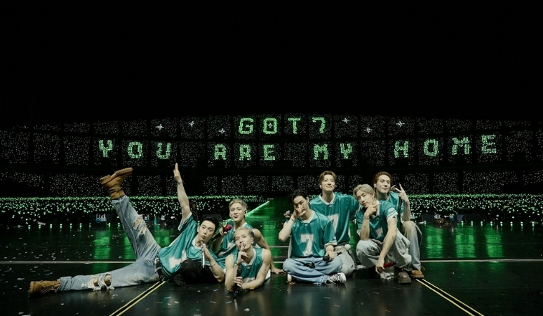 rayakan-12-tahun-got7-frame-anniversary-selfie-time