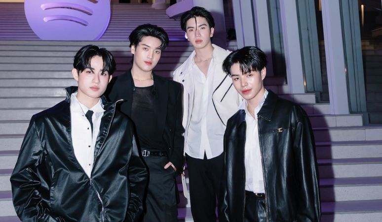 Rayakan-Debut-CLOVER-Pakai-Frame-Fanbasenya-di-Selfie-Time