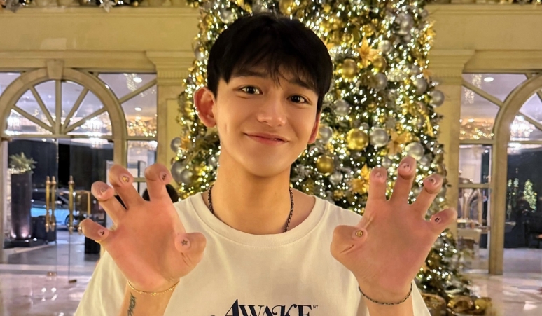 sending-all-the-love-on-lucas-frame-fanbase-selfie-time