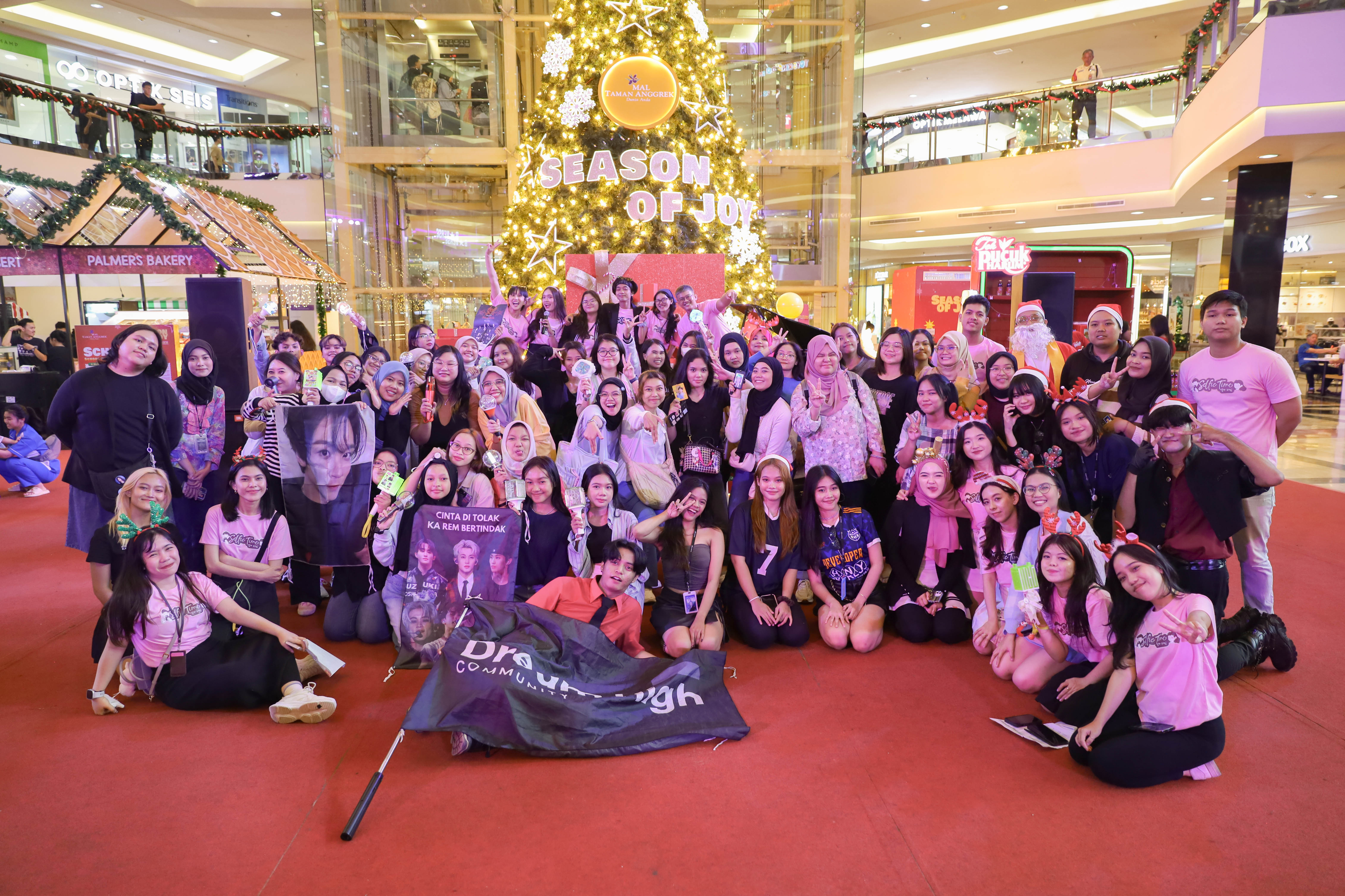Noraebang-Hingga-Dance-Bareng-Ini-Keseruan-Event-Natal-Selfie-Time-di-Mall-Taman-Anggrek