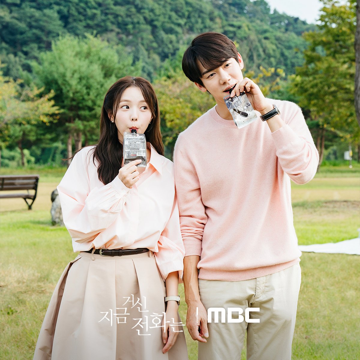 Foto-Bareng-Pacar-di-Selfie-Time-Ini-4-Ide-Pose-Couple-ala-Yoo-Yeon-Suk-dan-Chae-Soobin