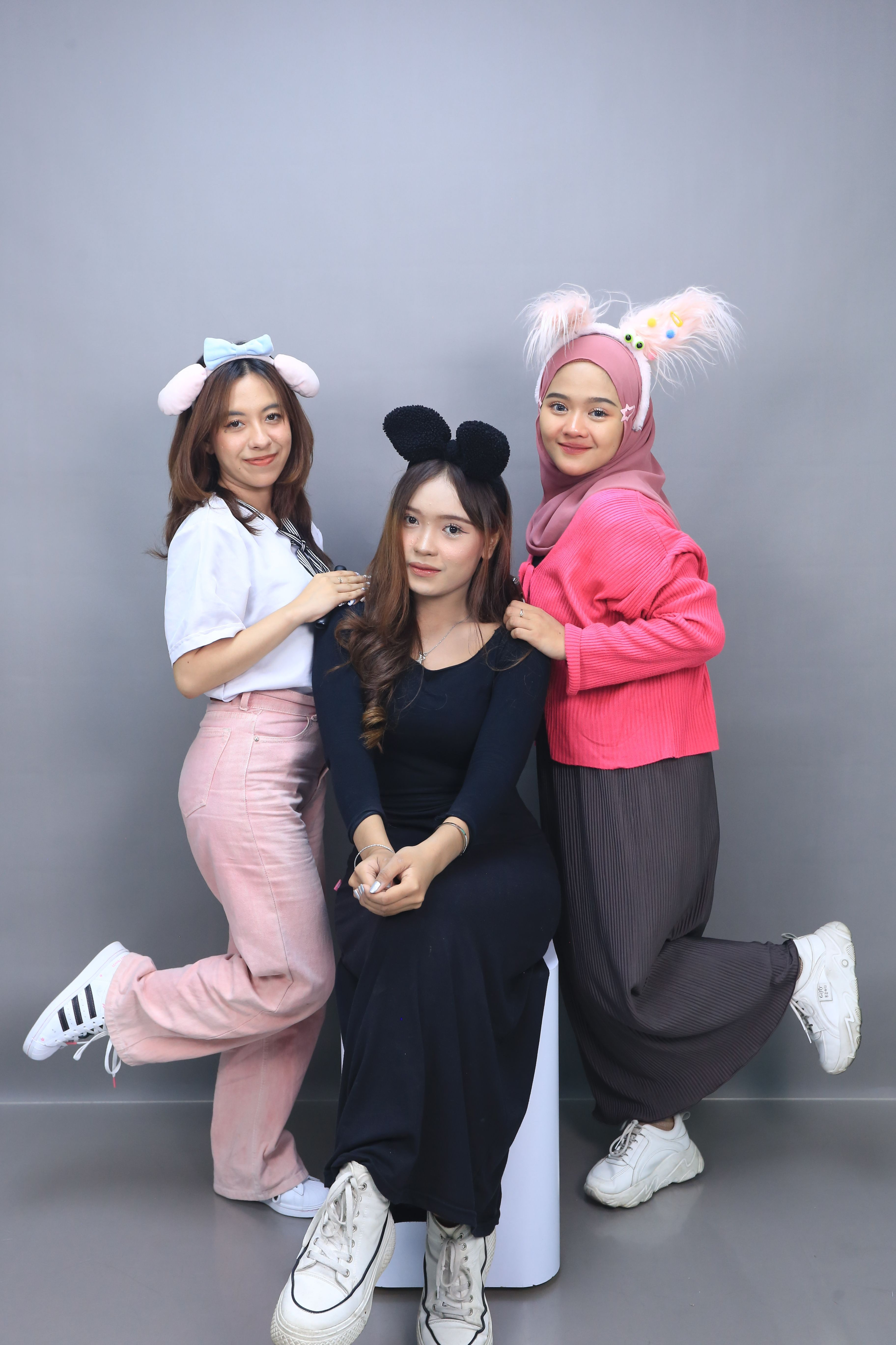 Anti Mati Gaya! Intip Ide Pose untuk 3 Orang Bareng Bestie