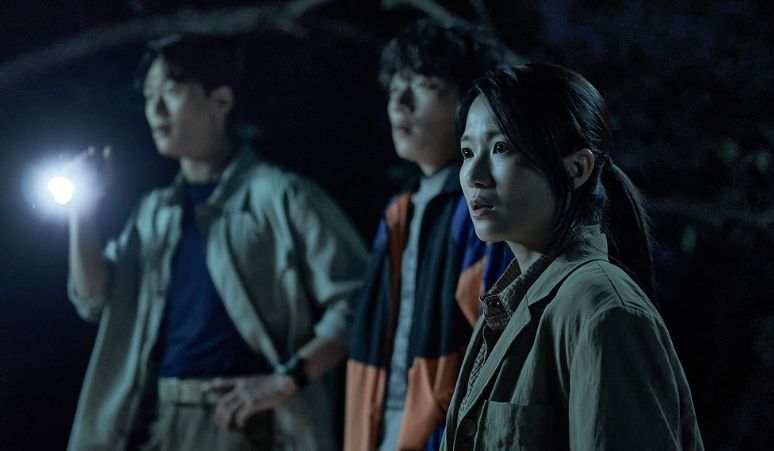 Kim-Hye-Yoon-Terjebak-di-Waduk-Dalam-Film-Salmokji-Whispering-Water