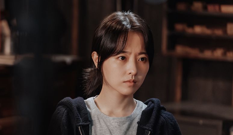 Park-Bo-Young-Jadi-Petugas-Keamanan-di-Drama-Gold-Land