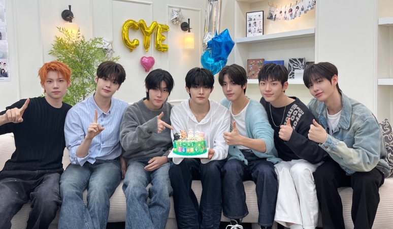 daftar-perayaan-1-tahun-close-your-eyes-selfie-time