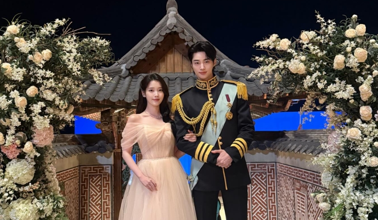 inspirasi-fashion-iu-byeon-woo-seok-perfect-crown