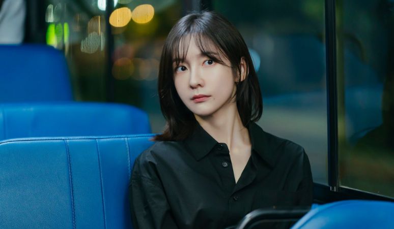 park-ji-hyun-belajar-adegan-romantis-dengan-seo-in-guk-di-drama-see-you-at-work-tomorrow