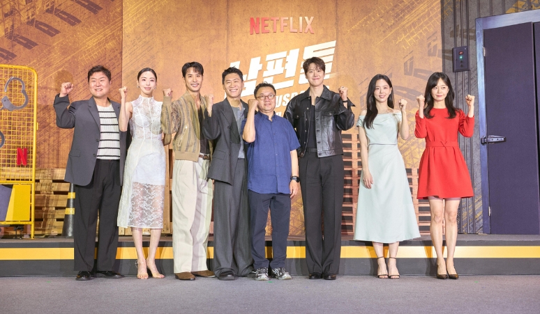 bertabur-bintang-ini-daftar-pemain-film-husbands-in-action-di-netflix