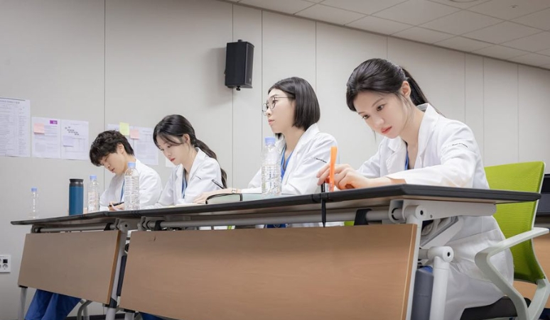 Bertabur-Bintang-Ini-Daftar-Penyanyi-OST-Resident-Playbook